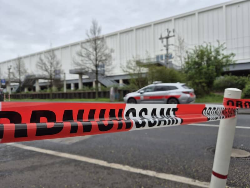 A cordon is set up by the public order office at the evacuation radius, after an American ten-centner bomb was found during dredging work in Cologne. The discovery of an unexploded aerial bomb from World War II in Cologne forced the evacuation of broadcaster RTL's headquarters on Wednesday, but programming continued without disruption. Sascha Thelen/dpa