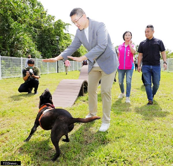 基隆市首座寵物公園坐落在暖暖運動公園內，市長謝國樑主持啟用儀式後，與毛小孩一起快樂玩耍。<br /><br />（記者林玉棋翻攝）