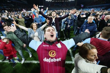 Football - Aston Villa v West Bromwich Albion - FA Cup Quarter Final - Villa Park - 7/3/15 Aston Villa fans celebrate on the pitch after the match Action Images via Reuters / Carl Recine