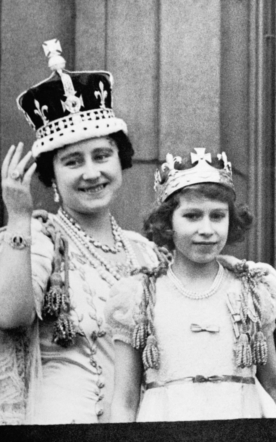 Königin Elizabeth, später die Königinmutter, trägt mit ihrer Tochter - PA - die Krone mit dem Koh-i-Noor-Diamanten