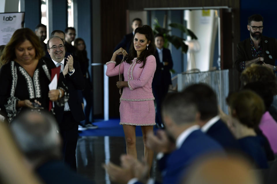 La actriz Penélope Cruz llega a la ceremonia en la que recibirá el Premio Nacional de Cinematografía otorgado por el gobierno español en el Festival de Cine de San Sebastián, en San Sebastián, España el sábado 17 de septiembre de 2022. (Foto AP/Álvaro Barrientos)