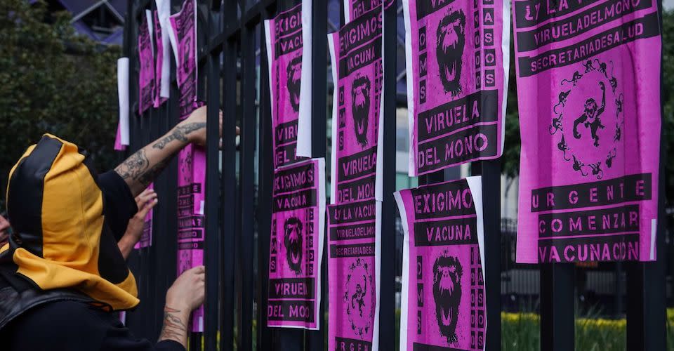 Protesta de integrantes de la comunidad LGBT+ y VIH positivo para exigir a las autoridades de salud atención y prevención respecto a los retrovirales y evitar la propagación de la viruela símica en el país.