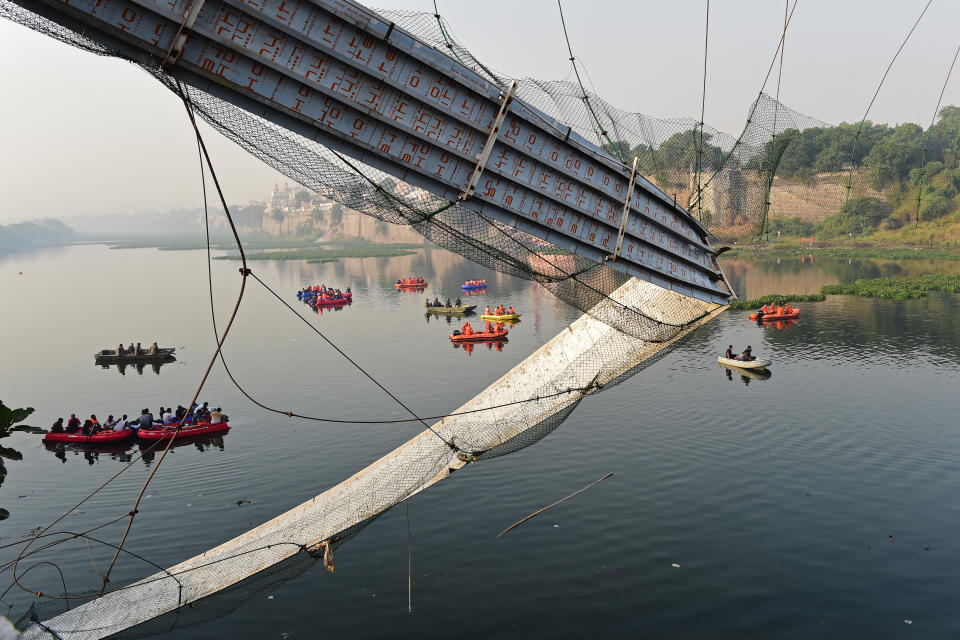 <p>Un pont suspendu s’est effondré le 30 octobre, à Morbi, dans l’ouest de l’Inde. Au moins 137 personnes sont décédées, dont une cinquantaine d’enfants. L'infrastructure, datant de l'époque coloniale britannique, venait de rouvrir au public après des mois de travaux. (Photo Sam PANTHAKY / AFP)</p> 