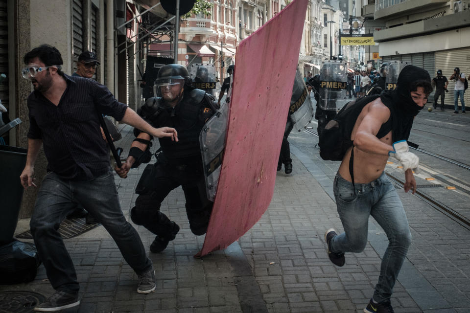 <p>Lors d’une manifestation début février contre les mesures d’austérité proposé par le gouvernement de l’Etat de Rio de Janeiro, de violents heurts éclatent. Au milieu de la majorité de manifestants pacifiques, un groupe de jeunes au visage masqué ont incendié un autobus, quand d’autres ont tenté de forcer les barrières fermant l’accès à l’assemblée législative, obligeant la police anti-émeute à intervenir. (Photo AFP) </p>