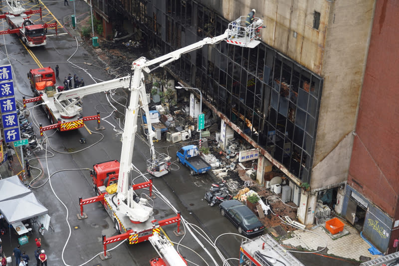 高雄消防局獲報後出動72車、145人前往現場搶救。（中央社）