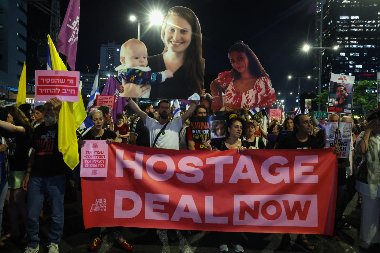 Manifestation à Tev Aviv, en Israël, pour la négociation de la libération des otages du Hamas, le 26 juin 2024.