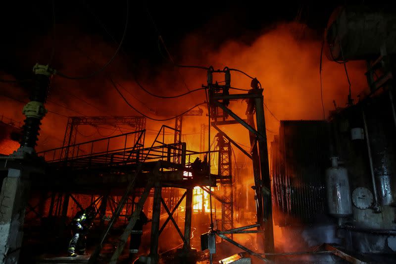 Los bomberos trabajan en una planta de energía térmica dañada por un ataque de misiles rusos, en medio del ataque de Rusia a Ucrania, en Járkov