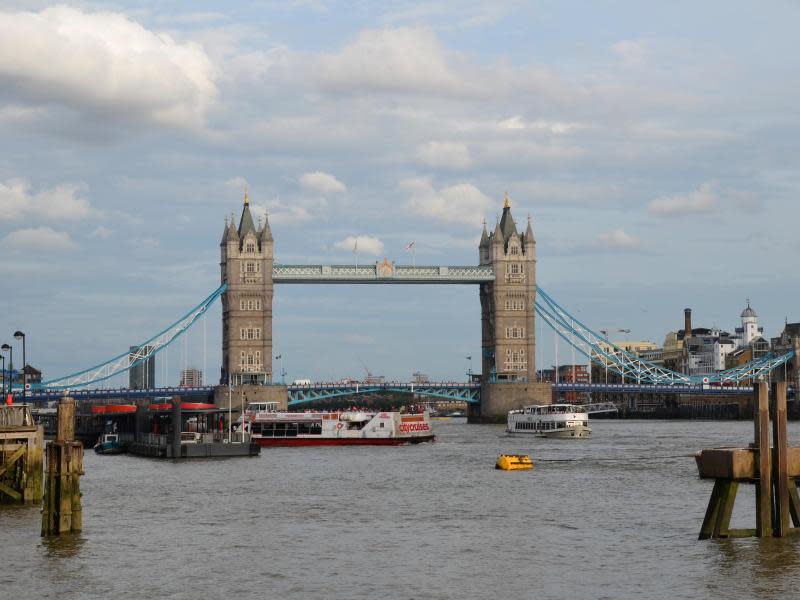 Die Tower Bridge ist ein Wahrzeichen von London - Touristen können mit dem Schiff über die Themse dorthin fahren oder am Ufer entlang schlendern. Foto: Andreas Heimann