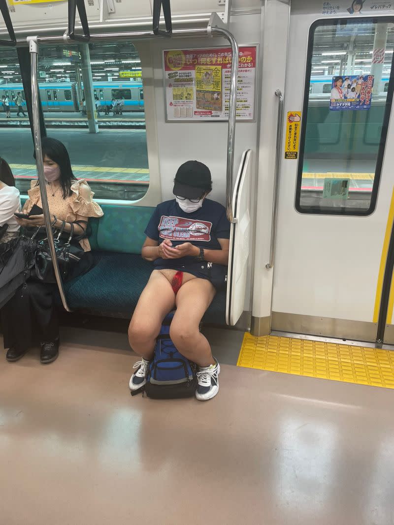 ▲近期日本有男子下身僅著一條紅布搭電車。（圖／Twitter：takigare3） 