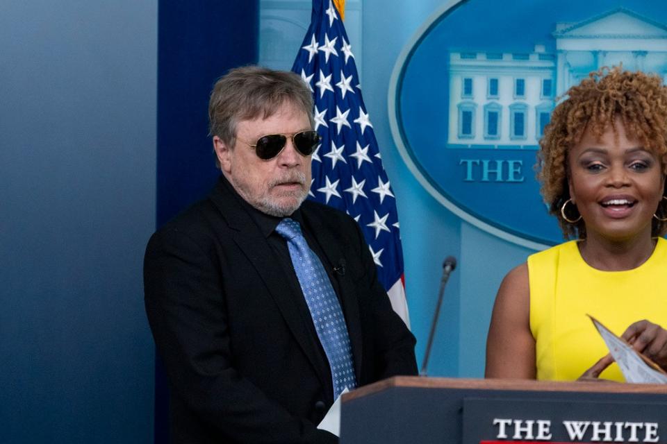 在《星際大戰》飾演「路克天行者」的資深演員馬克漢米爾突然現身白宮記者室。美聯社