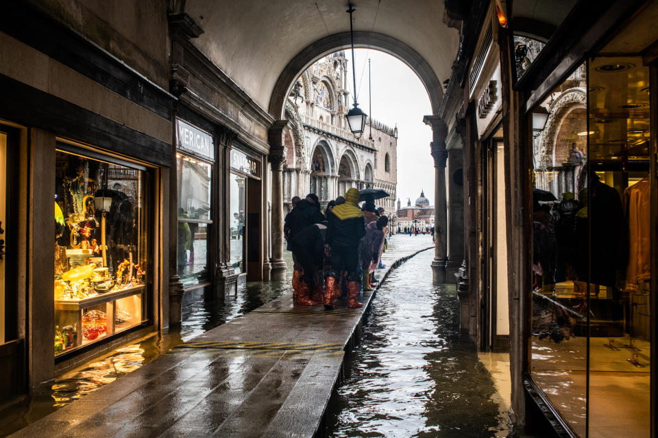 L'Amministrazione comunale di Venezia presenterà richiesta di stato di crisi alla Regione Veneto. Il sindaco Brugnaro: "Tutti i cittadini e le imprese raccolgano materiale utile a dimostrare i danni subiti con fotografie, video, documenti o altro nei prossimi giorni comunicheremo le modalità precise per la richiesta di contributo". Disposta intanto la chiusura delle scuole di Venezia e isole di ogni ordine e grado. (Photo by Giacomo Cosua/NurPhoto via Getty Images)