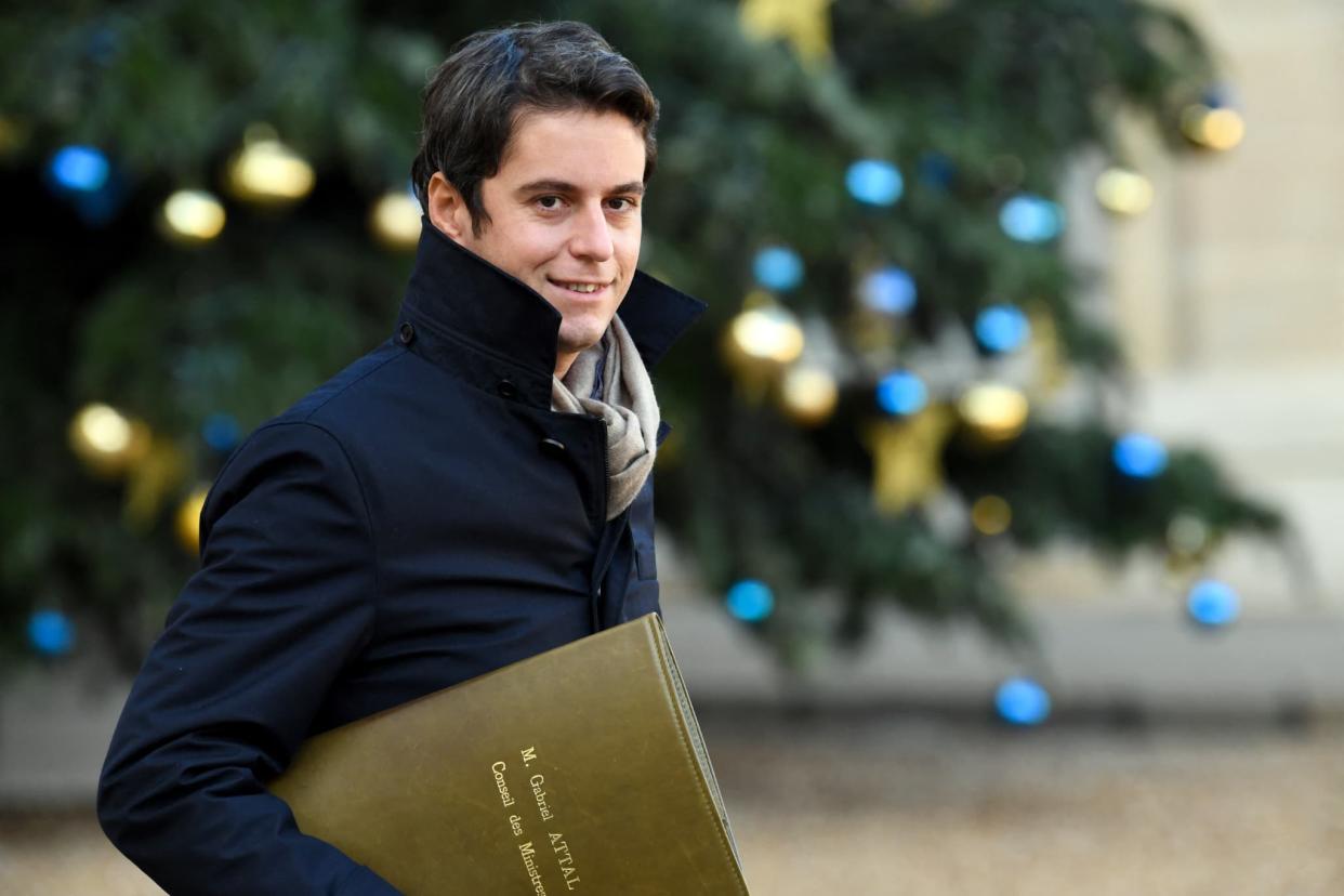 Gabriel Attal à la sortie du Conseil des ministres du 8 décembre.  - Bertrand GUAY / AFP