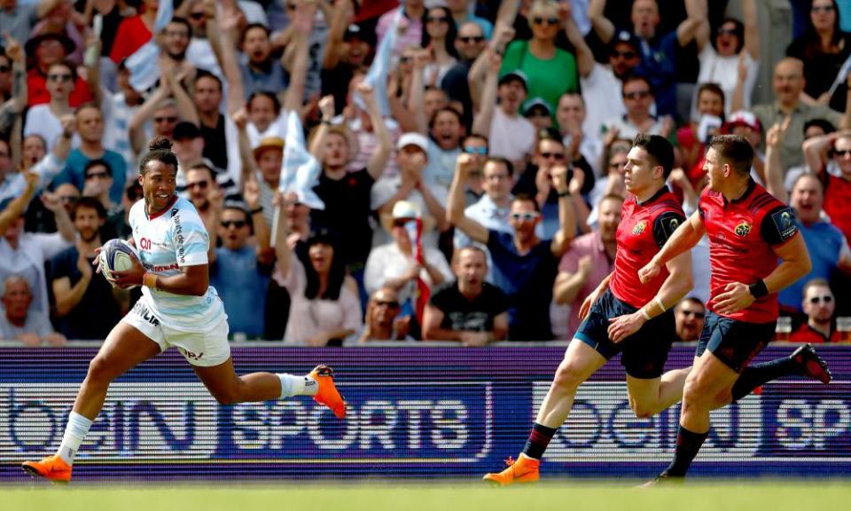 Racing’s Teddy Thomas shows a clean pair of heels and a smile to two Munster chasers as he scores his sides second try.