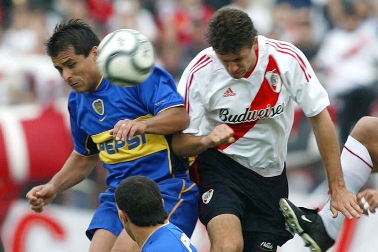 Martin Demichelis, como defensor de River, ante Marcelo Delgado, delantero de Boca, en un clásico disputado el 27 de octubre de 2002, en el Monumental, por el torneo Apertura