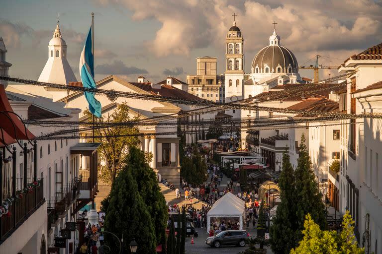 Además de edificios de oficinas de uso variado, cines y restaurantes, en Cayalá viven unas 2000 familias, entre ellas muchos estadounidenses que trabajan en la nueva embajada de Estados Unidos, ubicada cerca de ahí