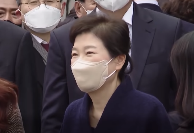 南韓前總統朴槿惠今出院，被問及健康狀況時，滿臉笑容回答自己已恢復許多。（翻攝自 연합뉴스 Yonhapnews YouTube頻道）