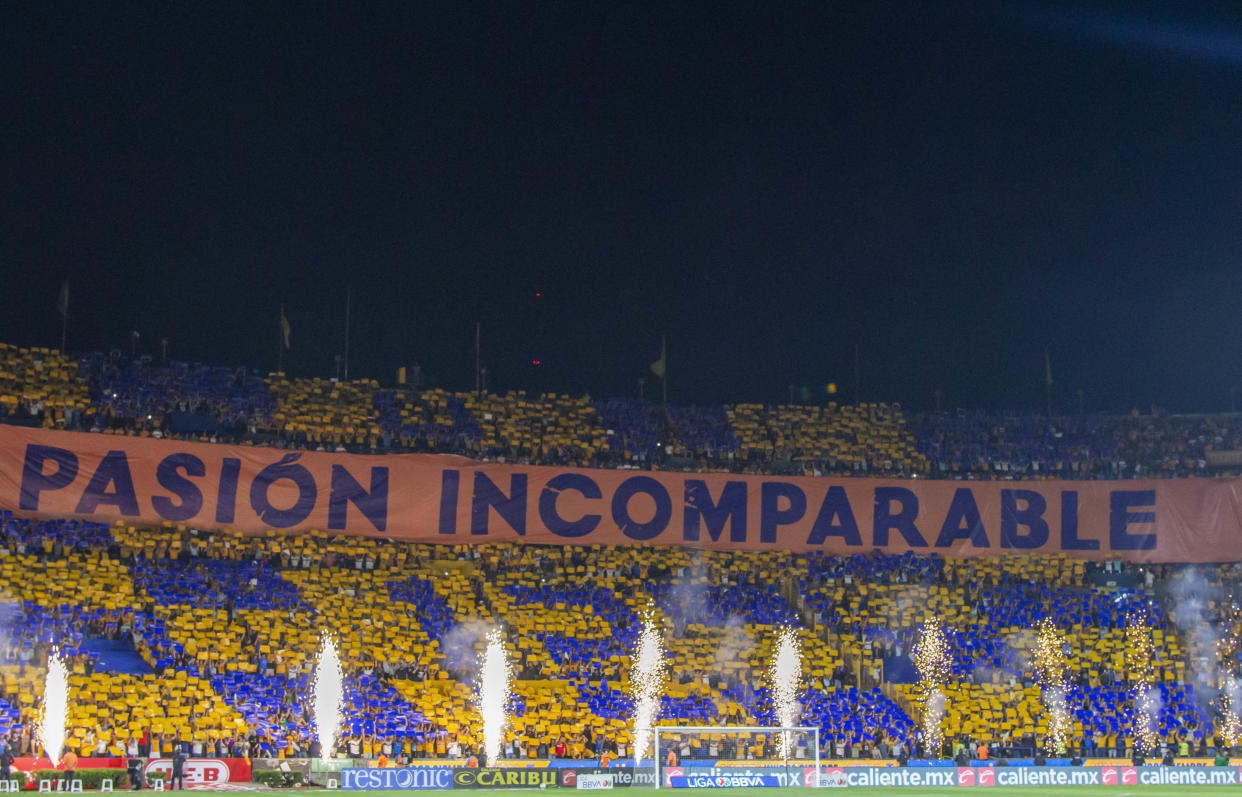 Durante el partido de Tigres contra Toluca, una persona resultó herida por un pedazo de la grada que le golpeó la cabeza (Foto de: Julio Cesar AGUILAR / AFP) (Foto de. JULIO CESAR AGUILAR/AFP via Getty Images)