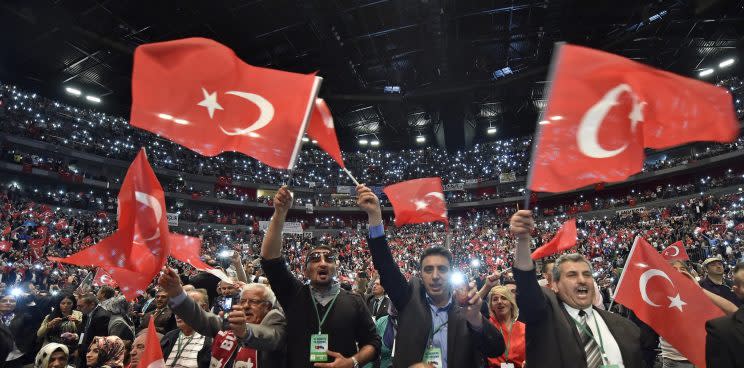 Unterstützer bejubeln Erdogan bei seiner Rede am 24. Mai 2014 in Köln (Bild: AP Photo/Martin Meissner)