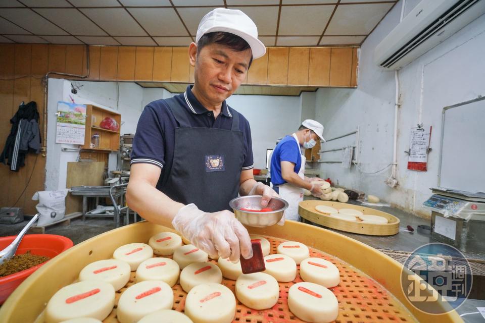 高維澤為達成父親的期望，從醫生轉行返家接班近百年喜餅店，也推出小顆漢餅，攻伴手禮市場。