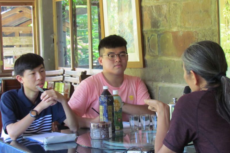 世新大學觀光學系學生與石碇在地餐廳業者進行人物誌專訪。（世新大學提供）