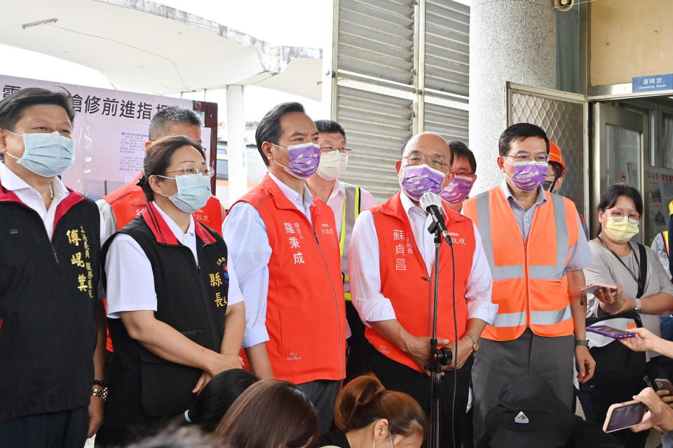 行政院長蘇貞昌今（19）日視察花蓮東里火車站受損情形後受訪。   圖：行政院提供