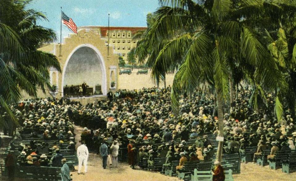 Willaim Jennings Bryan dirigiendo una clase de escuela dominical en un parque de Miami en 1923.