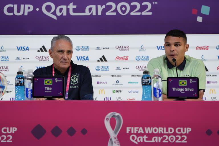 El entrenador de Brasil, Tité, y el capitán, Thiago Silva, en una conferencia de prensa en Doha