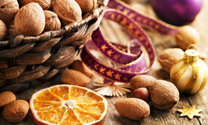 Olvídate ya de los dulces navideños y empieza a desintoxicar tu organismo con alimentos realmente beneficiosos como nueces y círtricos. (Foto: Getty)