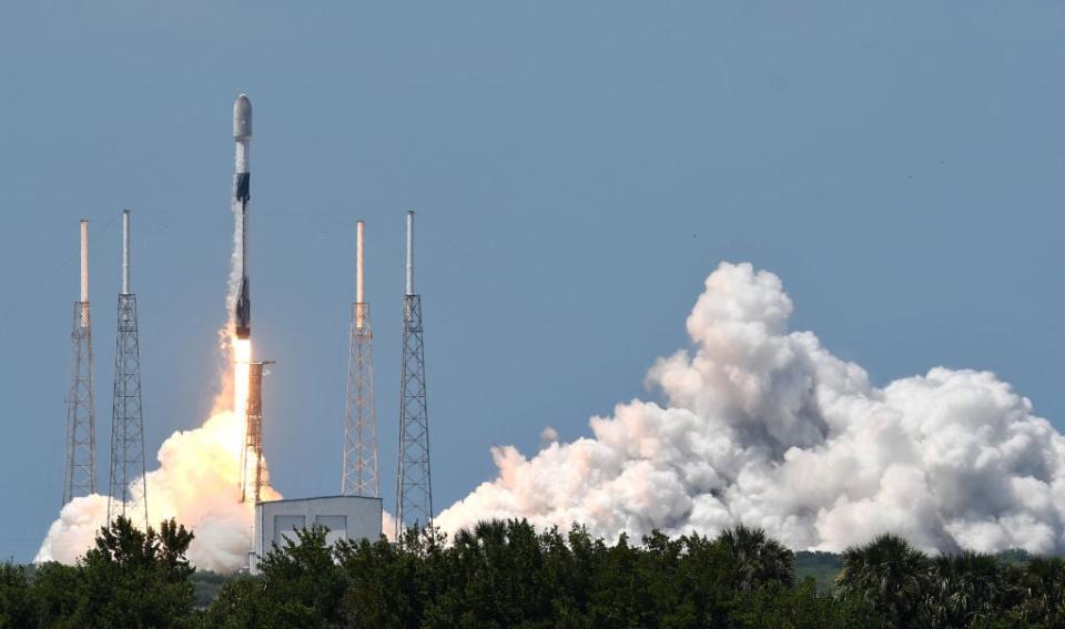 Eine Falcon 9-Rakete mit 60 Satelliten des Starlink-Breitband-Internetnetzwerks von SpaceX an Bord.  - Copyright:  Paul Hennessy/SOPA Images/LightRocket via Getty Images