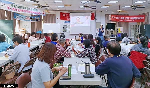 南市警局前進社會局照顧據點聯繫會報宣講，傳遞AI反詐資訊及培育種籽師資。（記者李嘉祥攝）