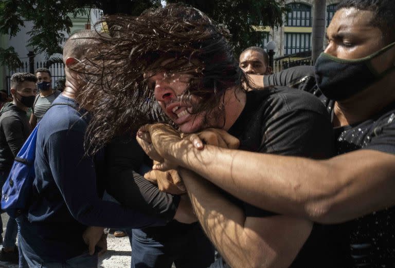 La detención de un manifestante en La Habana, el 11 de julio pasado