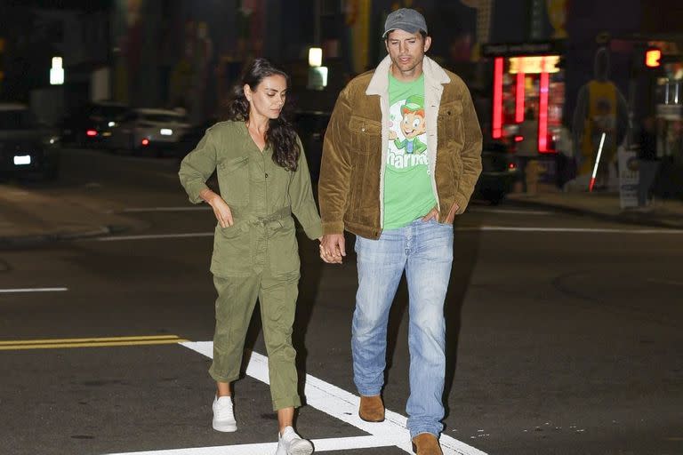 Salida informal. A pesar de tratarse de una cita romántica, la pareja se mostró muy relajada a la hora de lookearse. Mientras que Kunis eligió un mono de gabardina en verde militar y zapatillas blancas, su marido combinó una remera de comics con jeans. La campera de corderoy, los zapatos engamados y la gorrita deportiva completaron su vestuario

