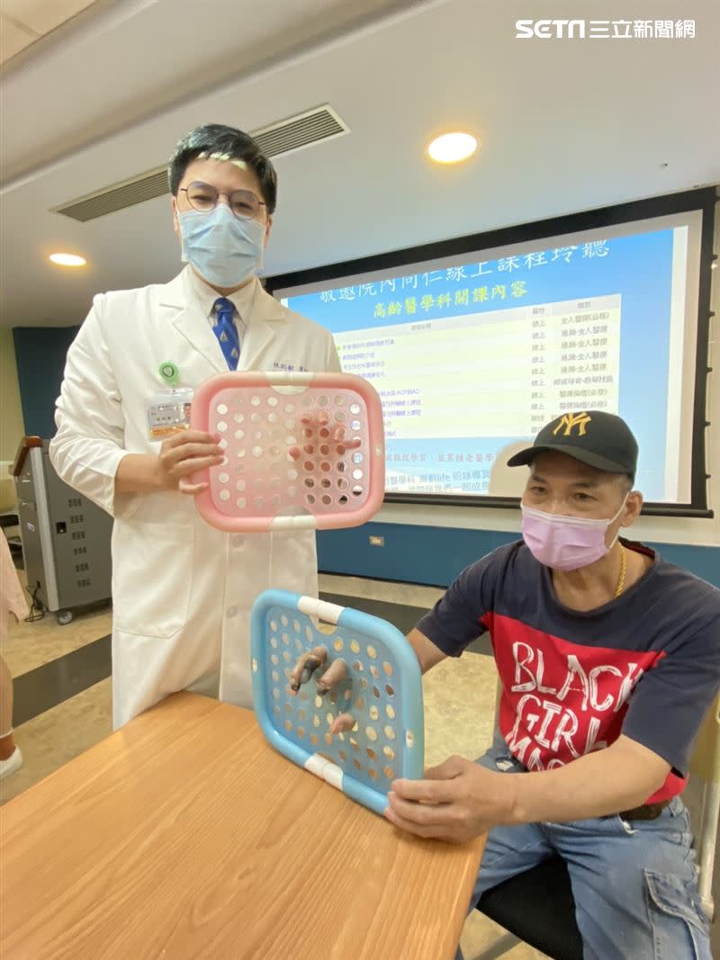 林昀毅醫師（左）對疫後康復的周先生，持續進行手部活動度、肌力復健。（圖／記者簡浩正攝影）