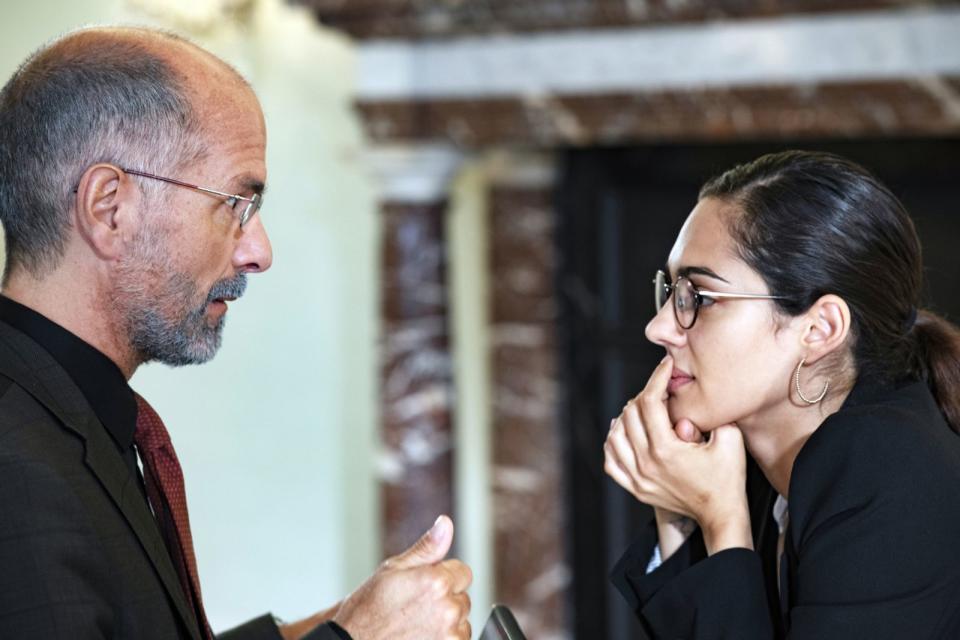 Professor Dr. Richard Pohl (Christoph Maria Herbst) gibt der Studentin Naima Hamid (Nilam Farooq) Rhetorik-Nachhilfe. (Bild: Constantin Film / Universal)