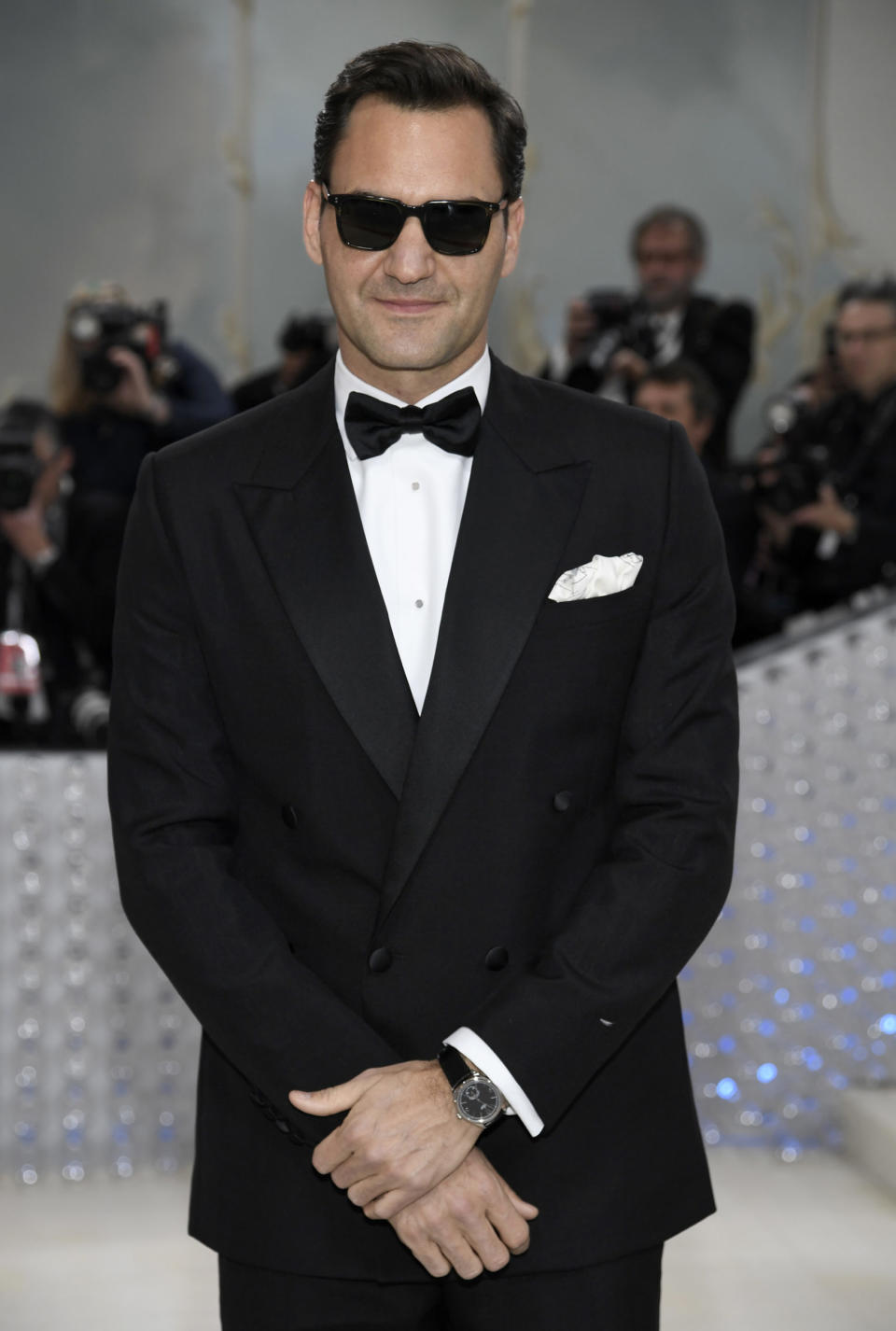 Roger Federer lässt sich auf der Met Gala 2023 fotografieren, am Handgelenk trägt er die Rolex Perpetual 1908. - Copyright: picture alliance / Evan Agostini/Invision/AP | Evan Agostini