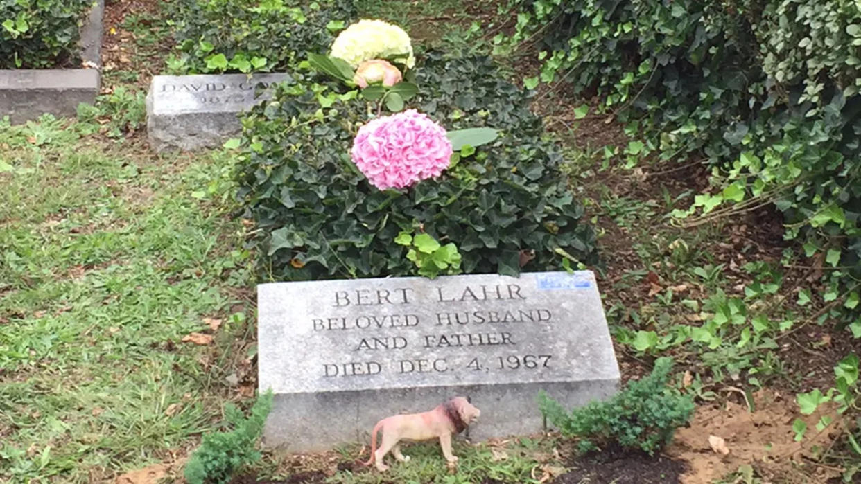 A lion by Bert Lahrs gravestone