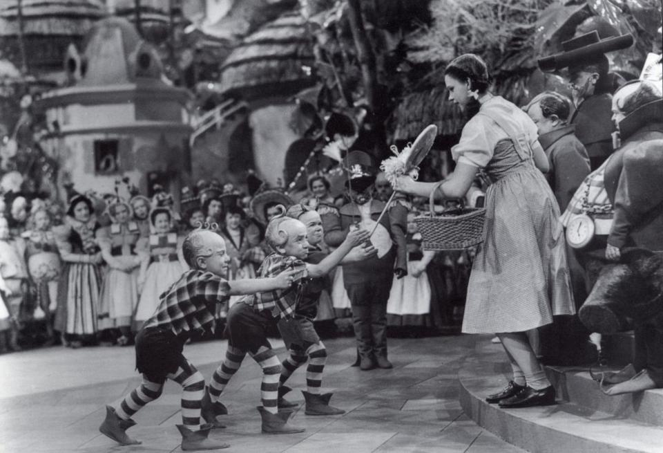 Ein Klassiker des Musicalfilms und ein beeindruckendes Filmwerk: Die junge Judy Garland (rechts) spielte das Mädchen Dorothy und wurde mit der Rolle zum Star. Die Lieder aus "Der Zauberer von Oz" sind bis heute weltbekannt, darunter das häufig gecoverte "Over the Rainbow". (Bild: Getty Images)