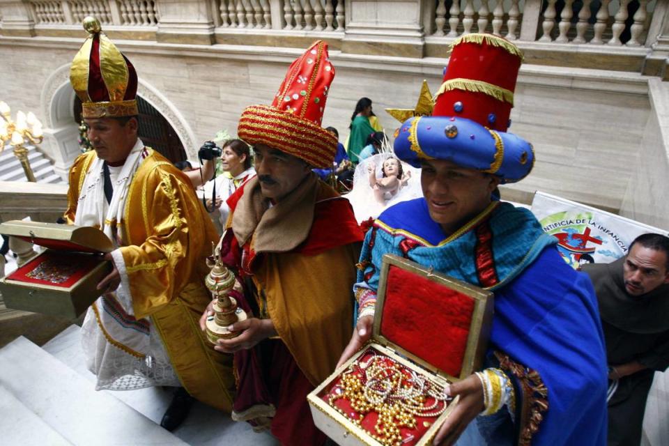 Miembros de la Policía Nacional escenifican la llegada de los “Reyes Magos”, en Lima (Perú). Como todos los años los integrantes de esa fuerza escenifican la llegada de los “Reyes Magos” quienes visitan al niño Jesús en su pesebre en la ciudad de Belén, fecha conmemorativa de la cristiandad también conocida como la “Fiesta de Epifanía”.