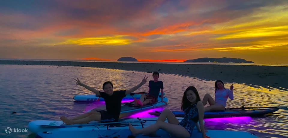 Night Glow Stand Up Paddle Experience (Photo: Klook)