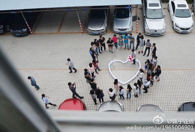 Humiliation: Man proposes to girlfriend with the help of 99 iPhones, still gets rejected