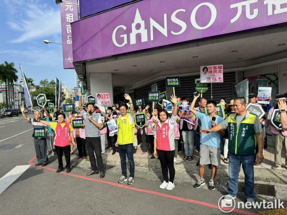 台中首場「站路口」聲援活動，由市議員江肇國、黃守達、陳雅惠等人發起，19日上午在台中路、復興路口集結。   圖：唐復年/攝