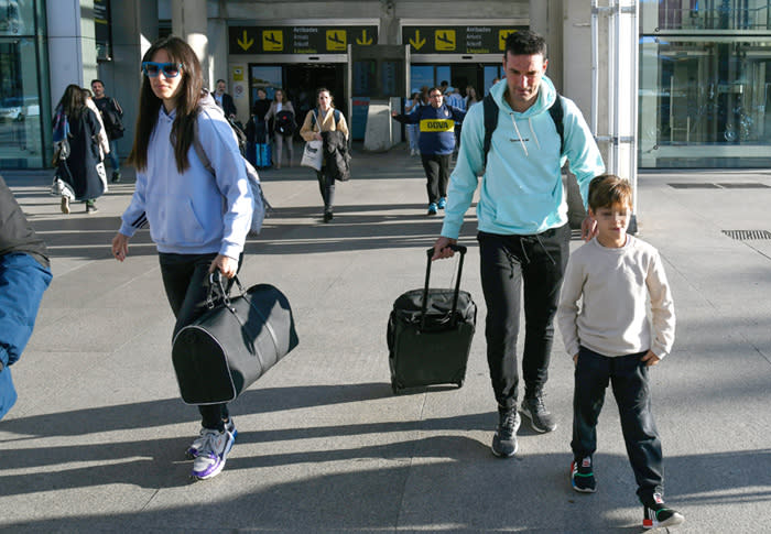 El cariñoso recibimiento a Scaloni de su mujer y sus hijos