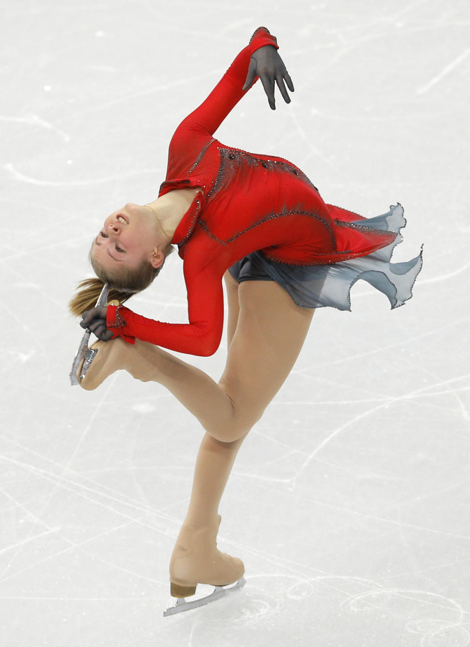 La rusa Julia Lipnitskaia compite en la prueba de equipos del patinaje artístico de los Juegos Olímpicos de Invierno, el 9 de febrero de 2014, en Sochi, Rusia. (AP Photo/Vadim Ghirda)