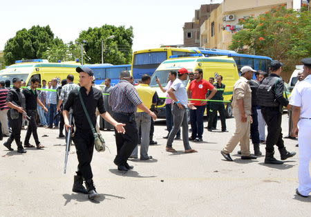 Police and people stand near the scene of a foiled suicide attack in Luxor, Egypt, June 10, 2015. REUTERS/Stringer