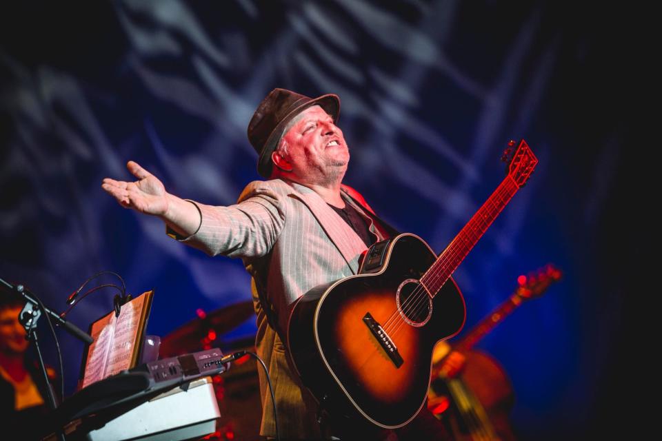 Vor der Corona-Pandemie ist Axel Prahl zusammen mit dem Inselorchester bei Musikfestivals und Konzerten aufgetreten. (Bild: 2019 Gina Wetzler/Gina Wetzler)