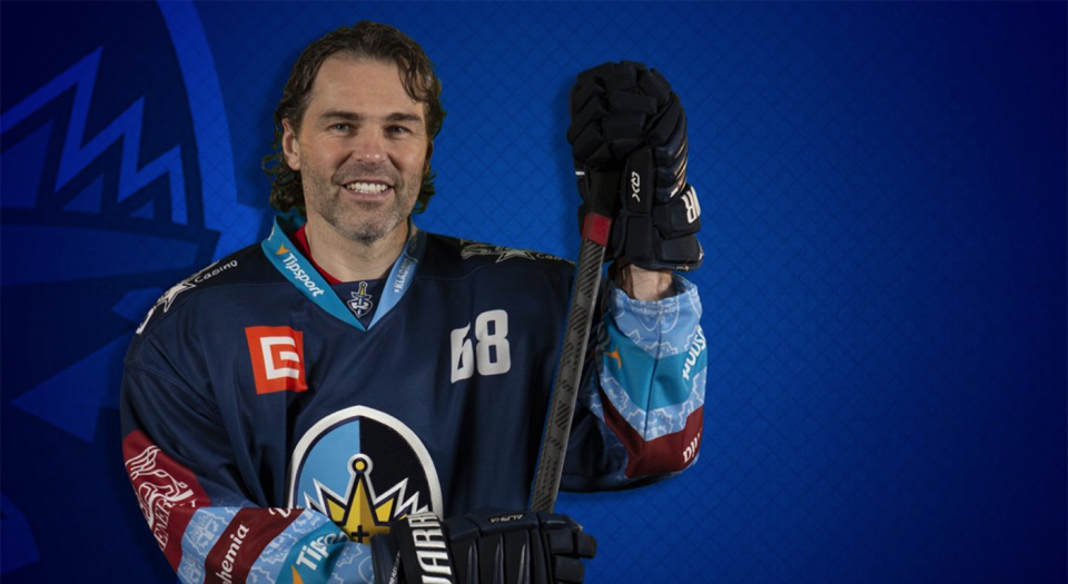 Jaromir Jagr may be 47-years-old, but he's still finding the back of the net. (Twitter // @RytiriKladno)
