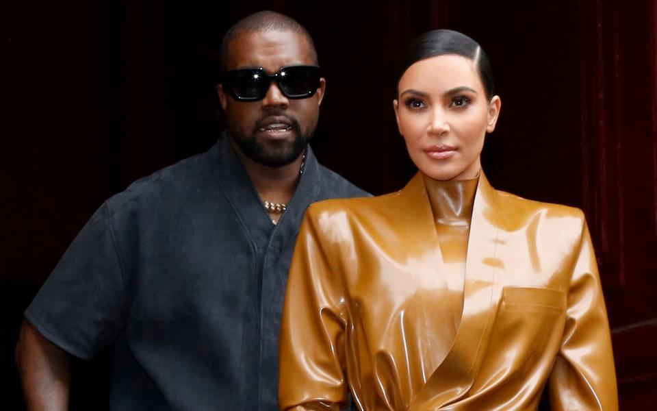 Ist es wirklich aus und vorbei? Im März reichte Kim Kardashian die Scheidung von Kanye West ein, seitdem beschwört der Rapper immer wieder, dass er um seine Ehe kämpfen wolle. Zuletzt behauptete er sogar, dass eine Versöhnung mit der Mutter seiner vier Kinder Gottes Wille sei. (Bild: Mehdi Taamallah/NurPhoto via Getty Images)