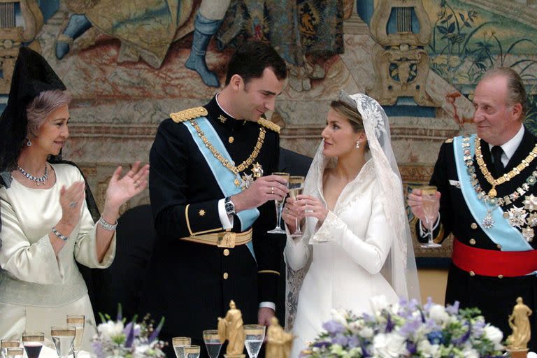 22 de mayo 2004 El príncipe heredero español Felipe de Borbón y su esposa, la princesa de Asturias Letizia Ortiz  junto al rey Juan Carlos de España y la Reina Sofía durante una recepción en el Palacio Real de Madrid