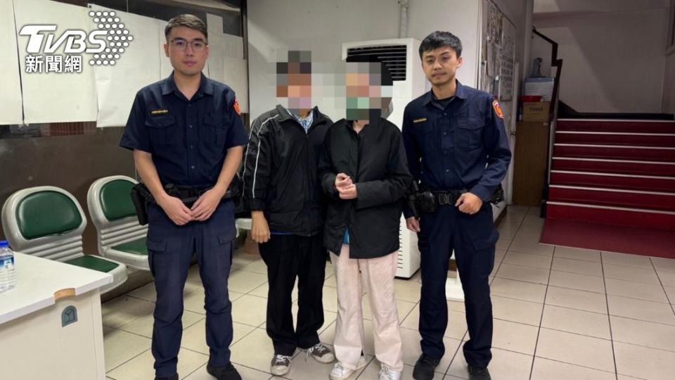 警員王韋堯、鐘毅憲獲報到場處理，與婦人丈夫聯繫後協助兩人團圓。（圖／TVBS）