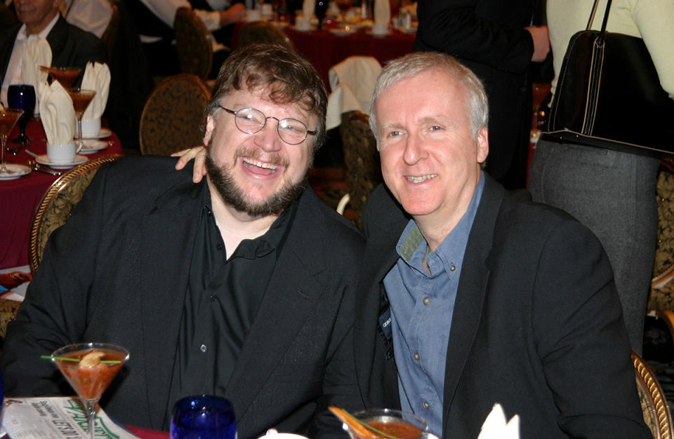 LAS VEGAS - 13 DE MARZO 2006: Los directores Guillermo del Toro (Izquierda) y James Cameron (Derecha) asisten al evento ShoWest 2006 en el local Bally's de Las Vegas, Nevada, donde del Toro fue premiado con el premio ShoWest por sus logros en la realización cinematográfica (Foto: Ryan Miller/Getty Images)